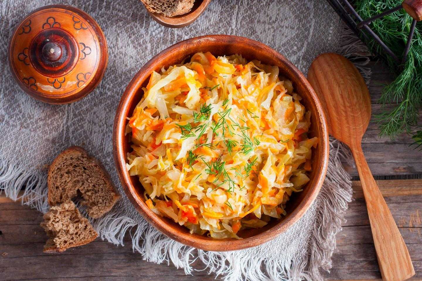Рецепты тушеной капусты Советы как приготовить тушеную капусту Тушеная капуста классическая Тушеная капуста с мясом Тушеная капуста с сосисками Тушеная капуста как в садике