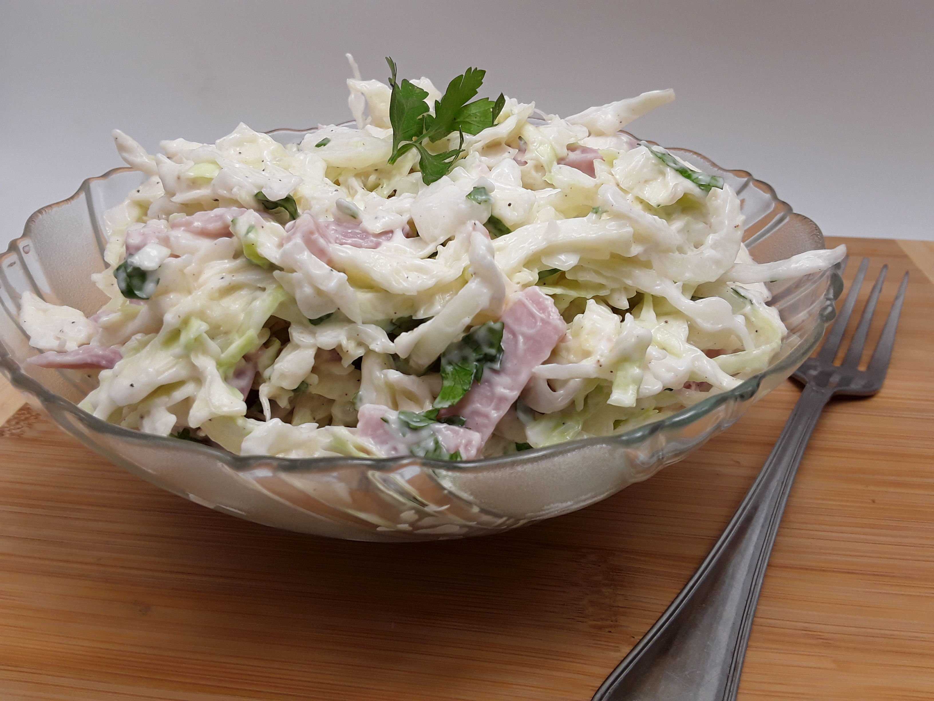 Салат с колбасой и капустой – самые вкусные фото рецепты