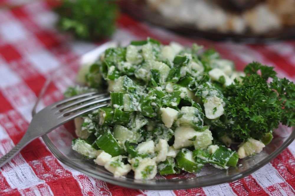 Салат с луком и яйцом: 10 рецептов