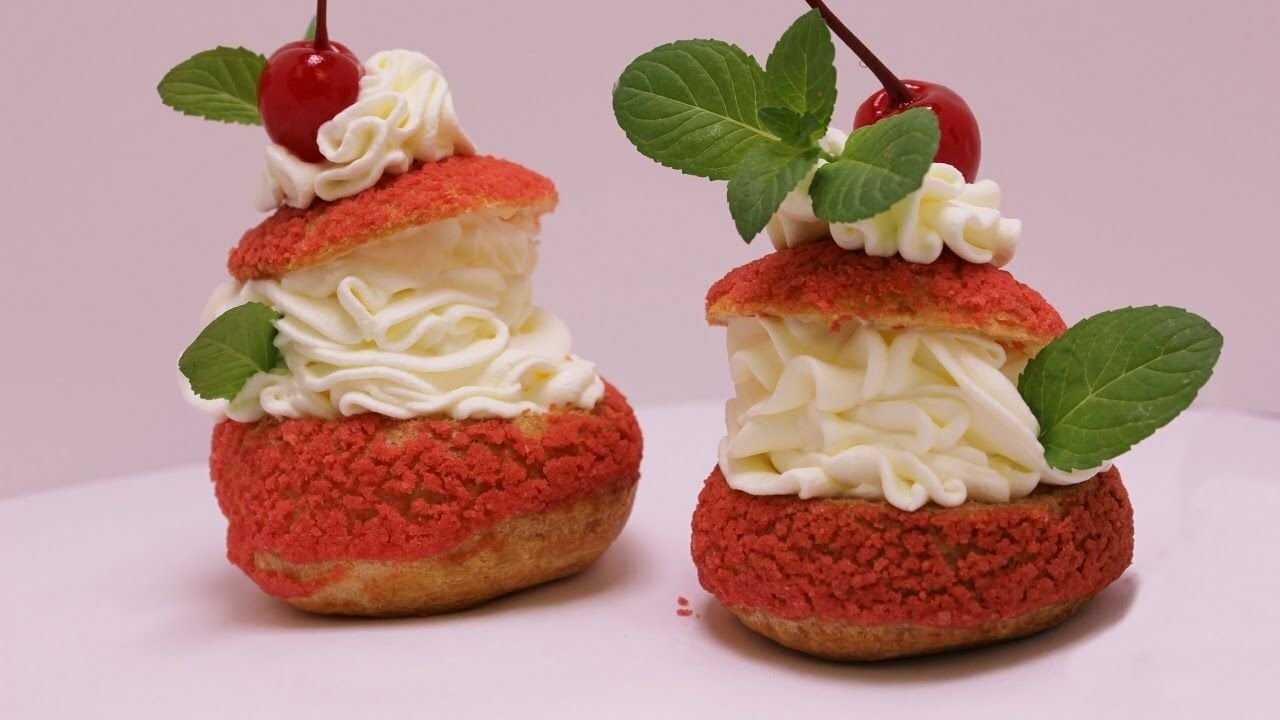 Заварные пирожные Шу наполняем клубничной начинкой, сливочным кремом на белом шоколаде и покрываем шоколадным кракелюром, получается фантастически вкусно