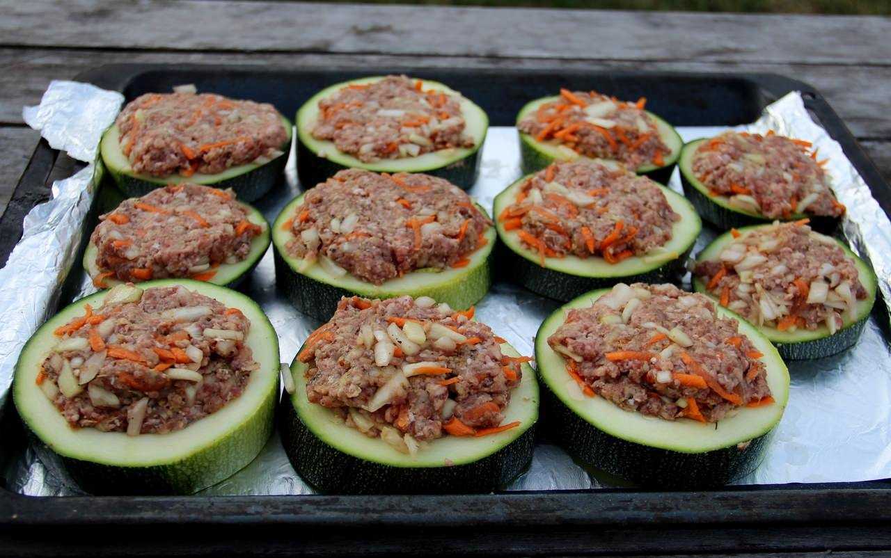 Фаршированные кабачки лодочки в духовке с овощами