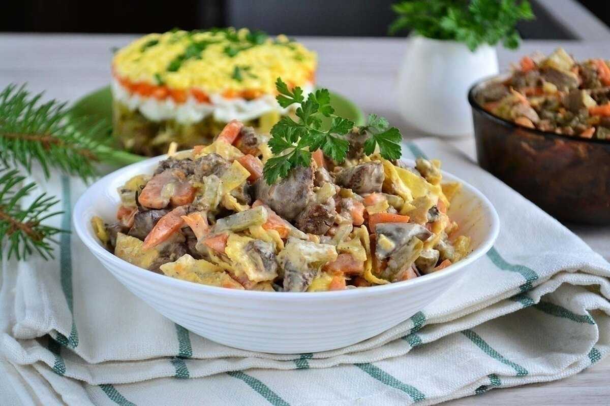Салат с куриной печенью, картофелем и огурцами — сытное, вкусное и простое блюдо, которое можно подать не только на закуску, но и на второе в обед или на
