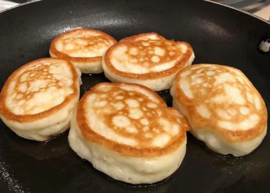 Пышные и вкусные оладьи на кефире — 11 лучших рецептов