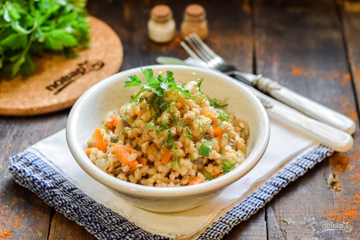 Перловая каша с луком и морковью
