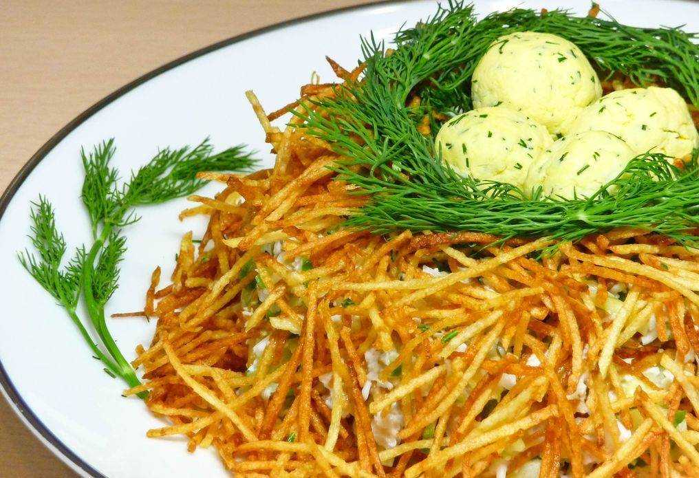 Лучшие рецепты очень красивого и вкусного салата «гнездо глухаря» — для любого праздника