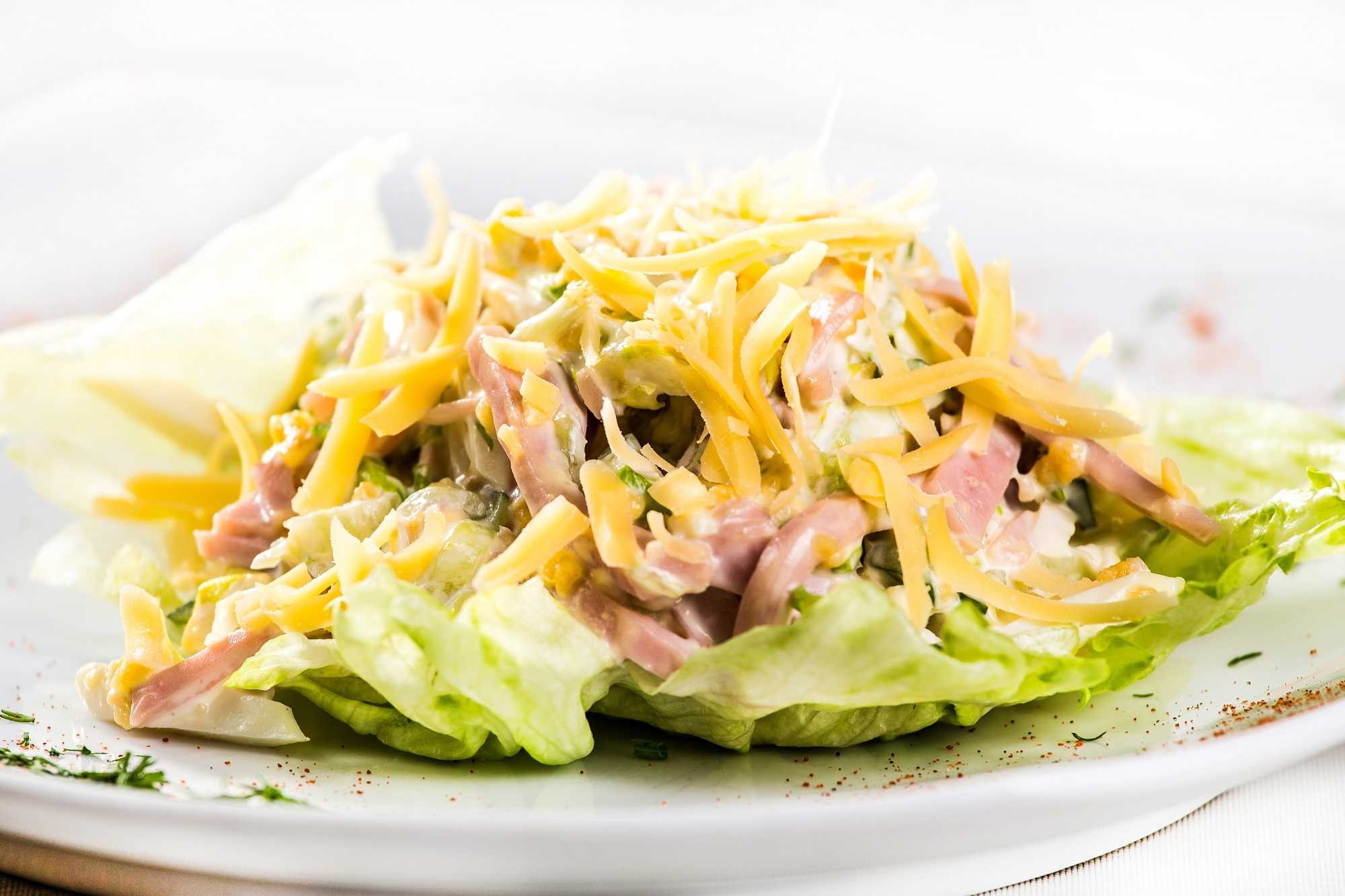 Салат коктейль с ветчиной сыром и огурцами рецепт с фото пошагово - 1000.menu