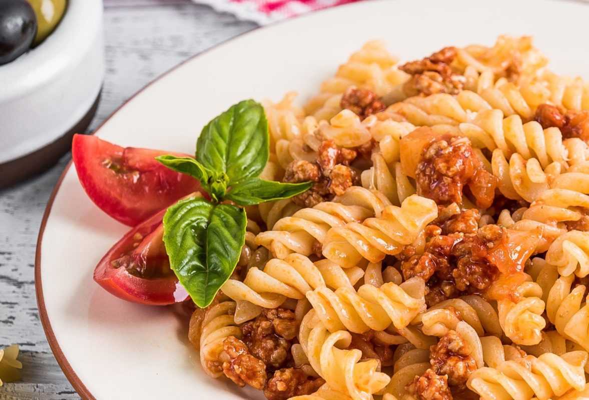 Пошаговый кулинарный рецепт с фото приготовления спагетти с фаршем на сковороде