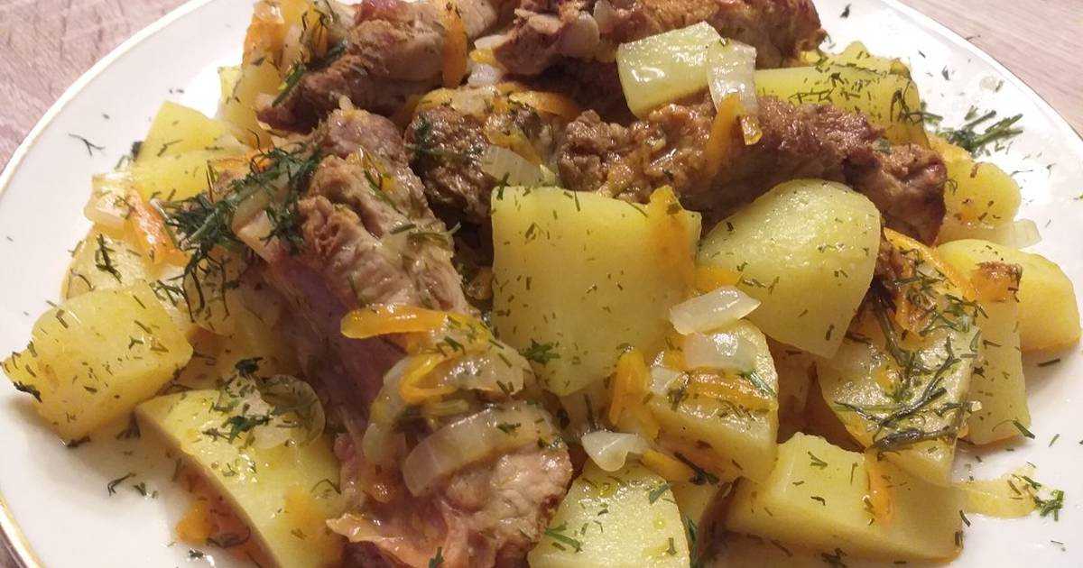Тушеные свиные ребрышки с картошкой Пошаговый рецепт с фото Ингредиенты: свиные рёбрышки — 500 г, картофель — 500 г, луковица — 1 шт, морковь — 1 шт, болгарский перец — 1 шт, растительное масло — 4-5 ст л, соль — 12 ч л, перец красный молотый — по вкусу