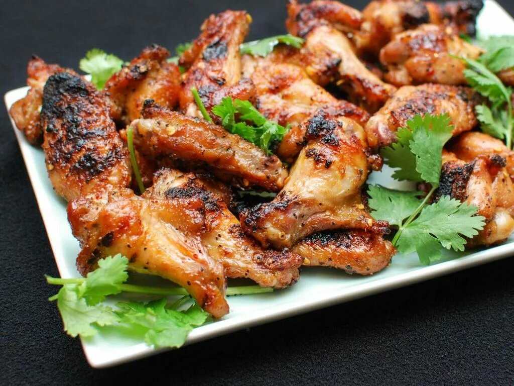 Как приготовить куриные крылышки с хрустящей корочкой: 12 рецептов в духовке | народные знания от кравченко анатолия