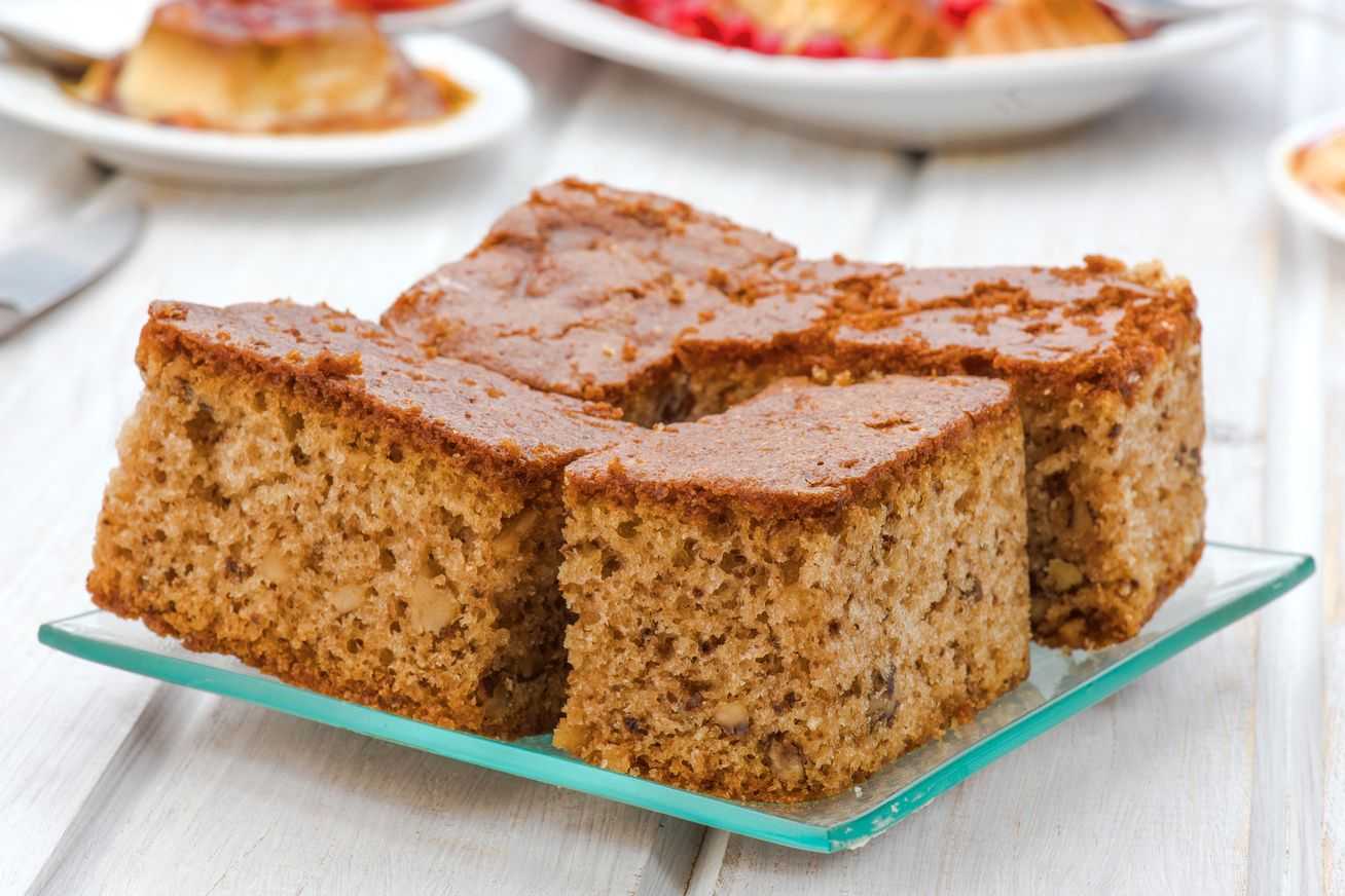 Пирог со сгущенкой и грецкими орехами - рецепт с фото