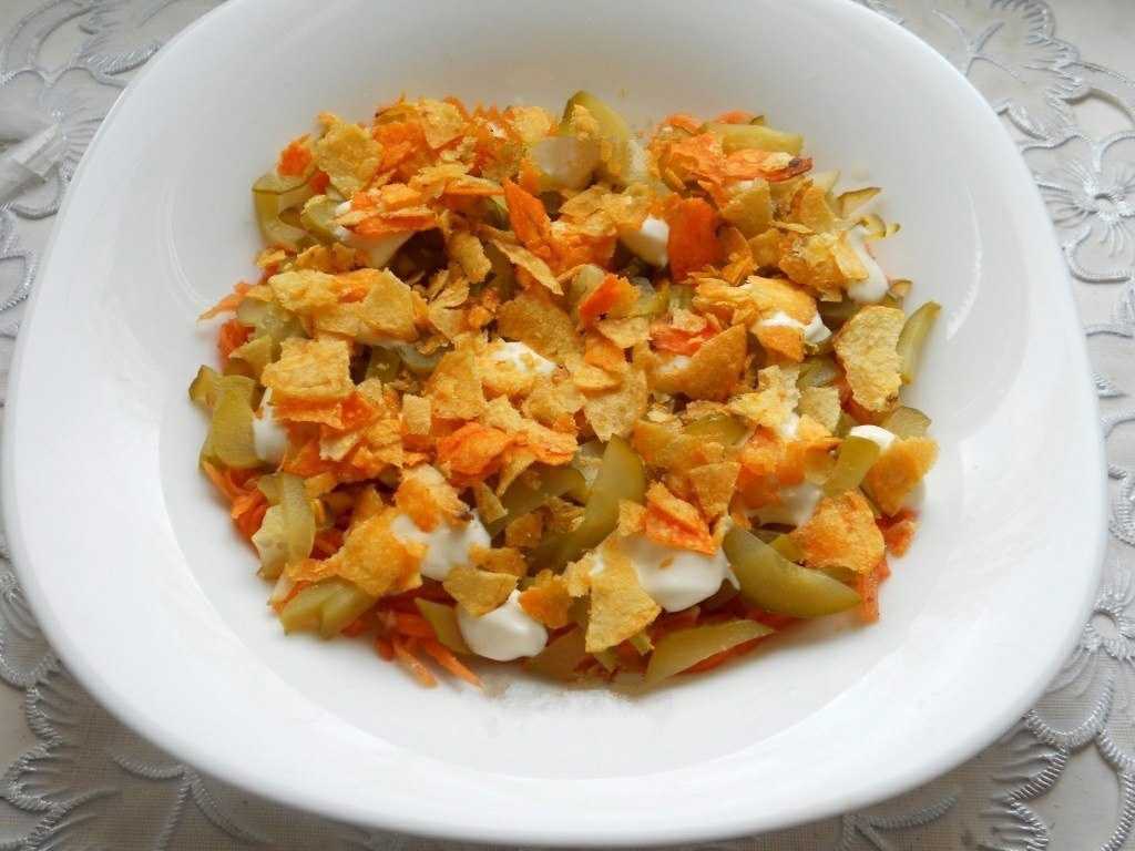 Салат «орхидея» с курицей и чипсами