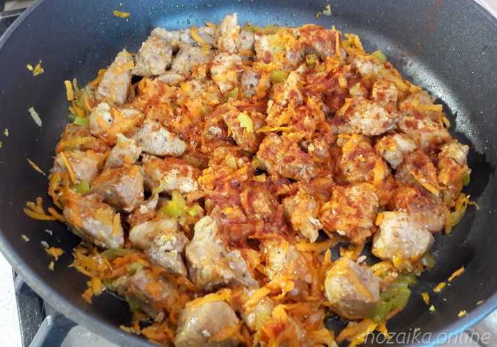 Гречка по-купечески со свининой на сковороде