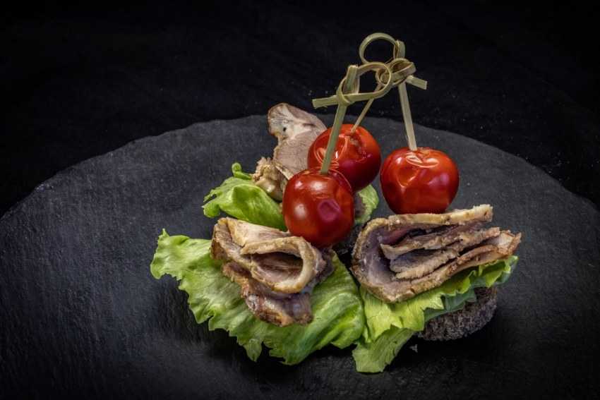 Простое и вкусное канапе на шпажках на праздничный стол — фото рецепты. фруктовое канапе, канапе с сыром, мясное канапе, праздничные бутерброды
