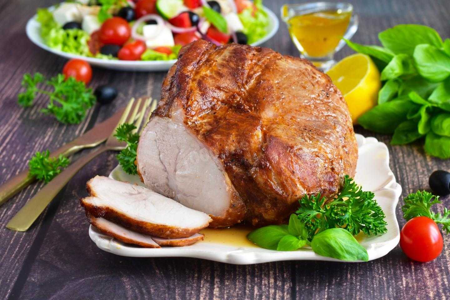Свинина в духовке — 7 вкусных рецептов сочной и мягкой свинины