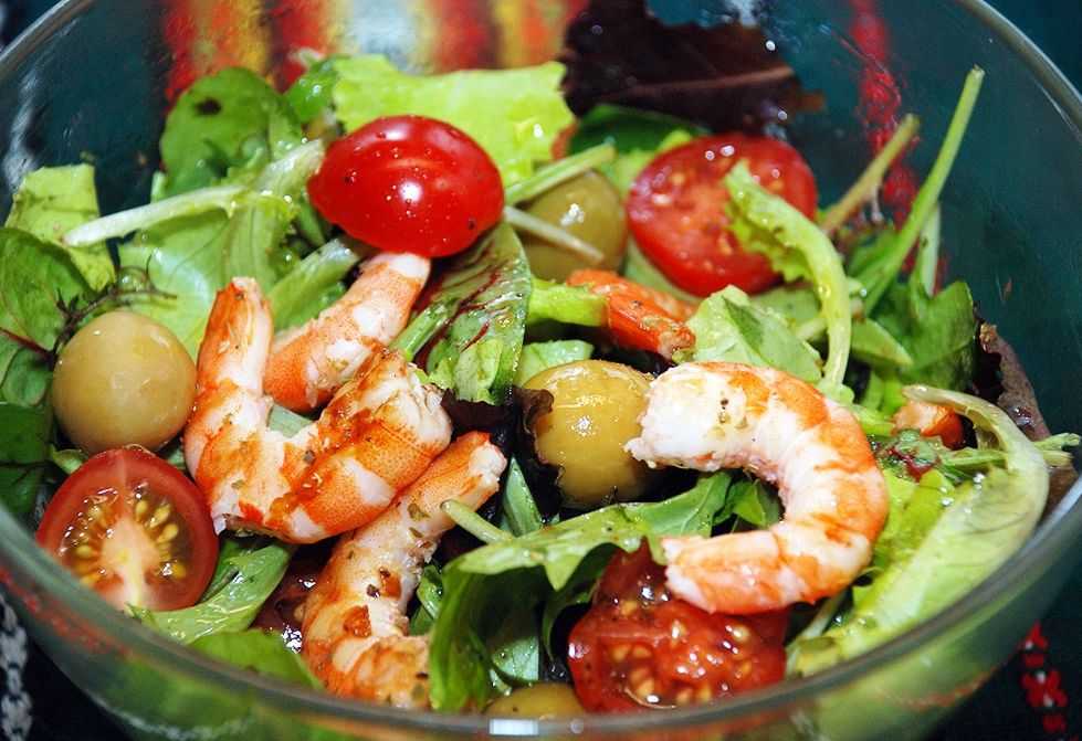 Салат с красной рыбой и креветками рецепт с фото пошагово - 1000.menu