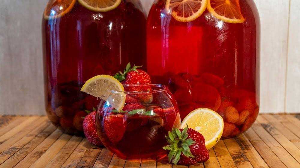 20 рецептов летнего компота из клубники