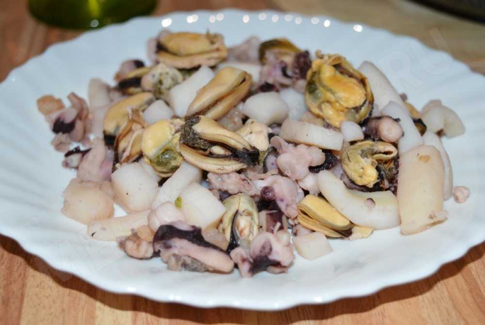 Паста с морепродуктами в сливочном, томатном соусе – рецепты с замороженным морским коктейлем