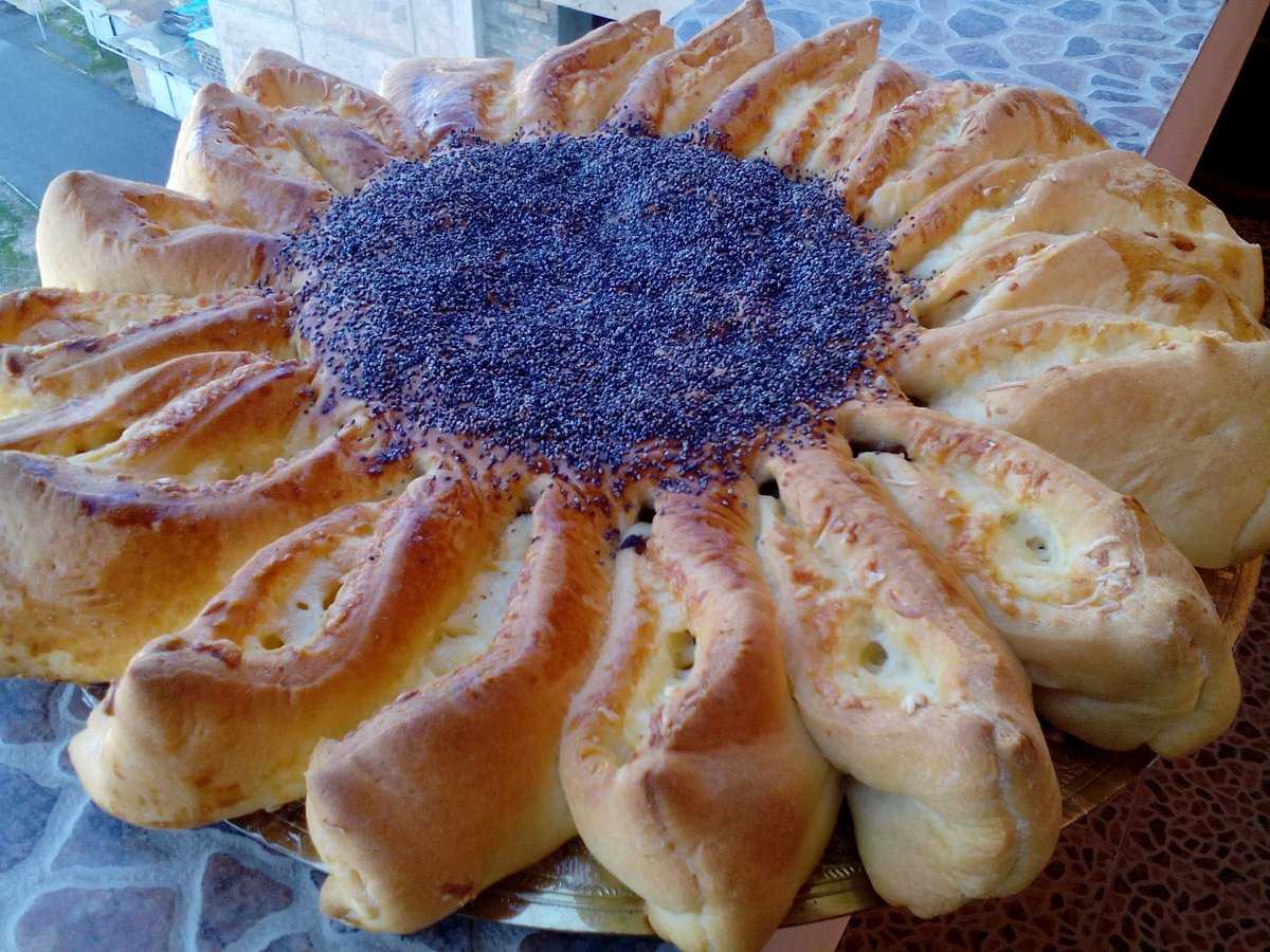 Изумительно красивый пирог подсолнух с мясом и сыром