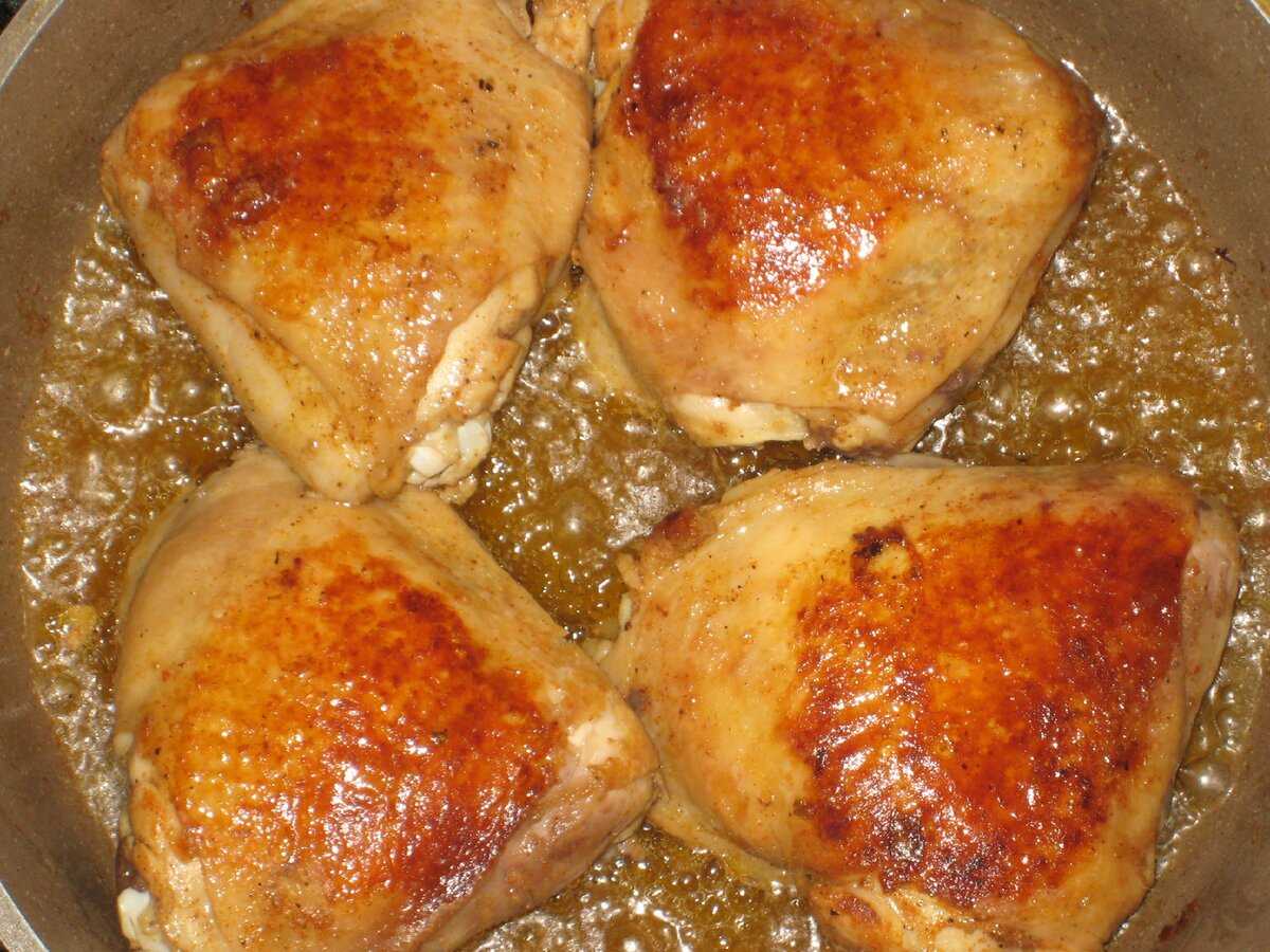 Вкусно бедра курицы на сковороде. Куриные бёдра на сковороде. Бедрышки куриные на сковороде. Жареные куриные бедра на сковороде с корочкой. Бедро в духовке с корочкой.