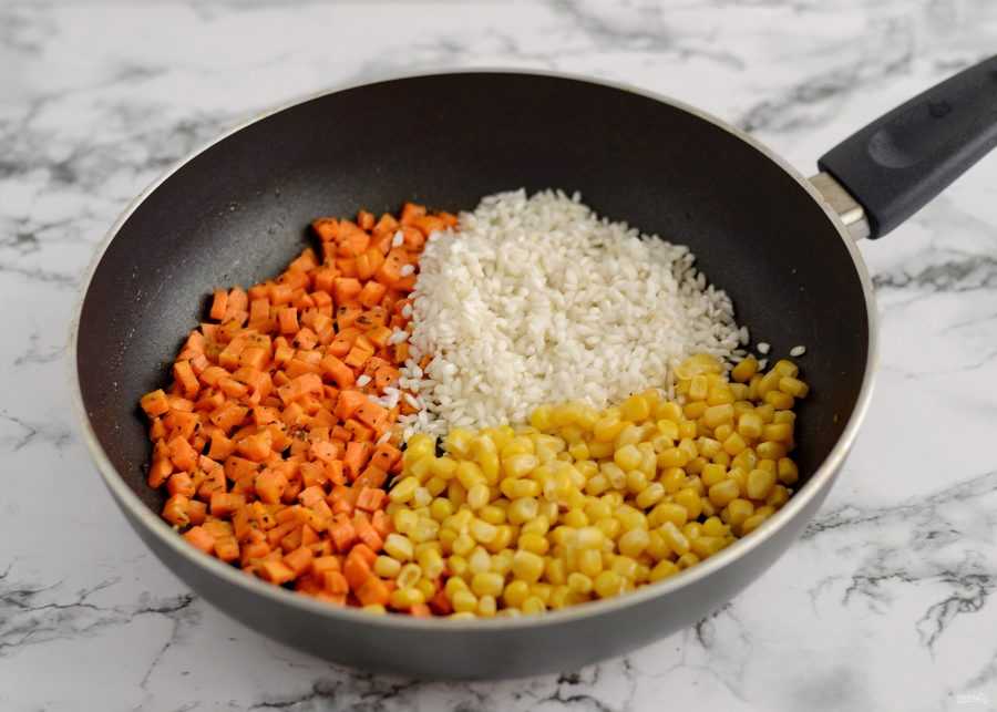 Как приготовить рис с морковью и луком. Рис припущенный с кукурузой. Рис кукуруза горошек морковь. Рис с горохом и кукурузой. Рис с кукурузой и морковью.