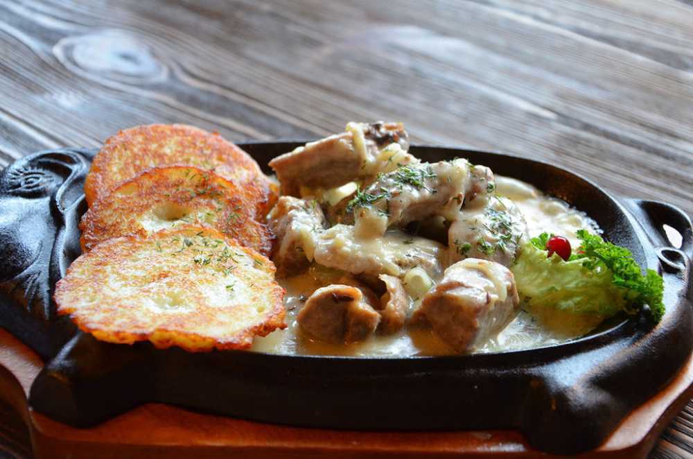 Мачанка по-белорусски. рецепт с колбасками, ребрышками, грибами, драниками, блинами в мультиварке, горшочках, кастрюле. фото пошагово