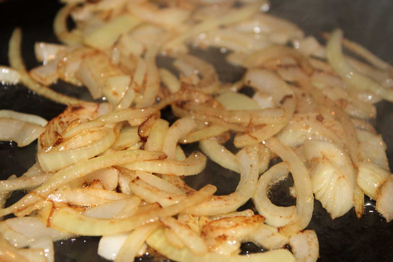 Как жарить лук: как обжарить вкусно на сковороде (в микроволновке, во фритюре), сколько жарится до золотистой корочки, рецепты