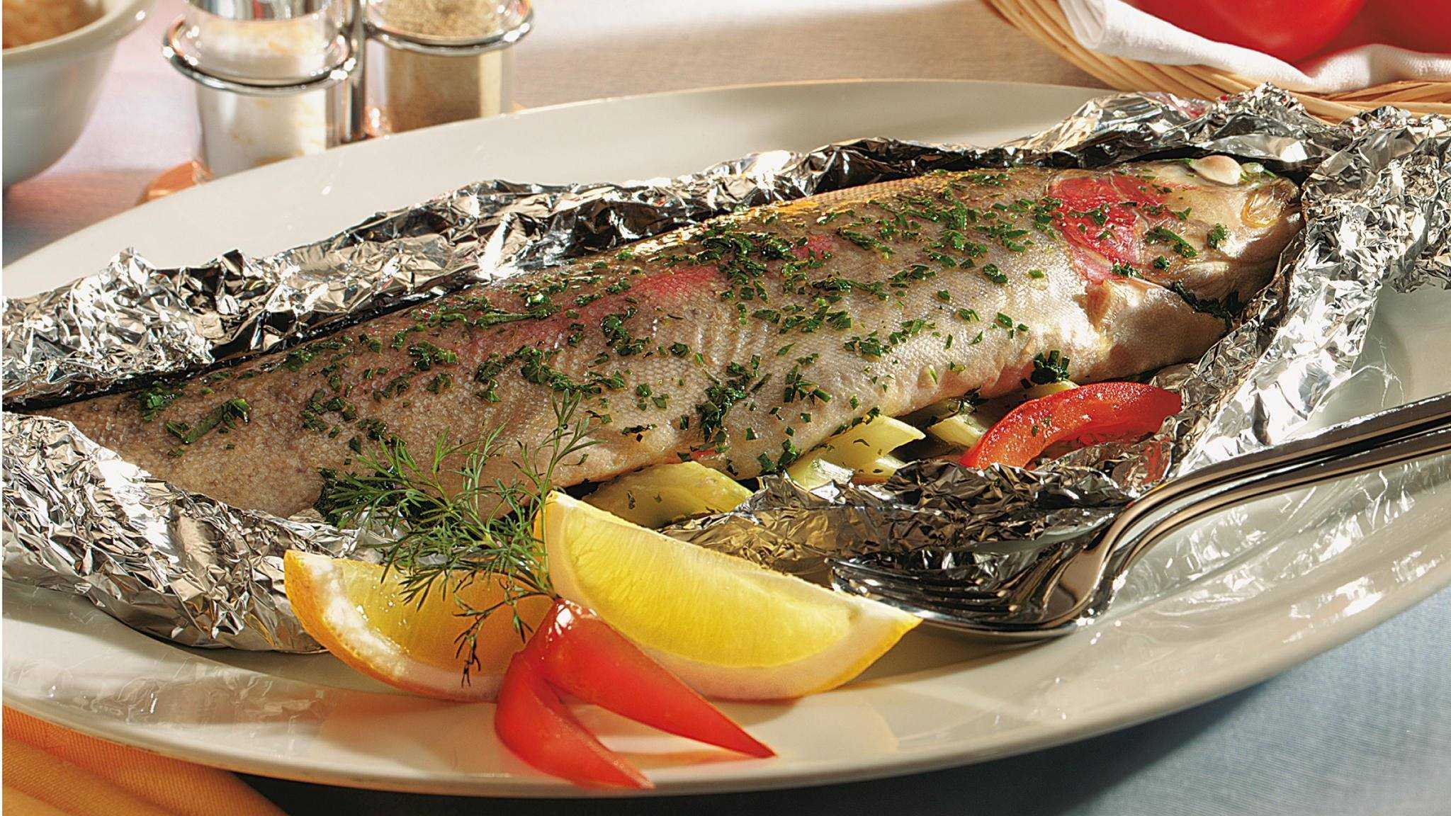 Форель запеченная в духовке — 5 рецептов приготовления сочной и вкусной рыбы
