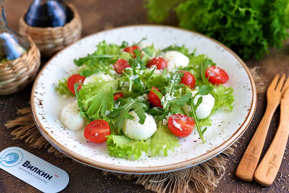 Салат с рукколой помидорами черри. Руккола моцарелла черри. Капрезе песто руккола. Руккола, помидоры черри и моцарелла. Салат руккола моцарелла черри.