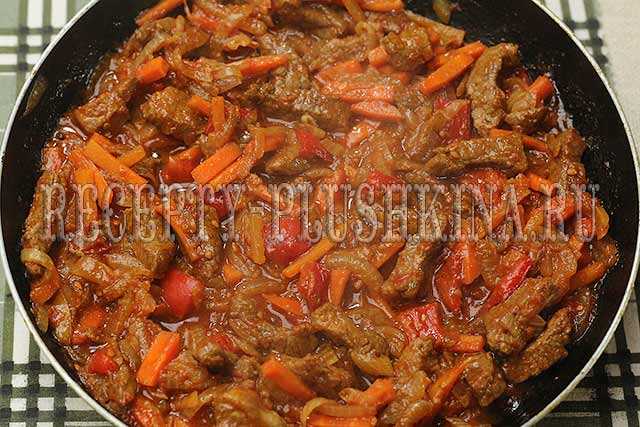 Поджарка из свинины с овощами на сковороде
