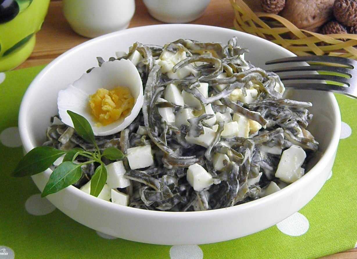 Салат с жареными шампиньонами, морской капустой и яйцом - wowcook.net