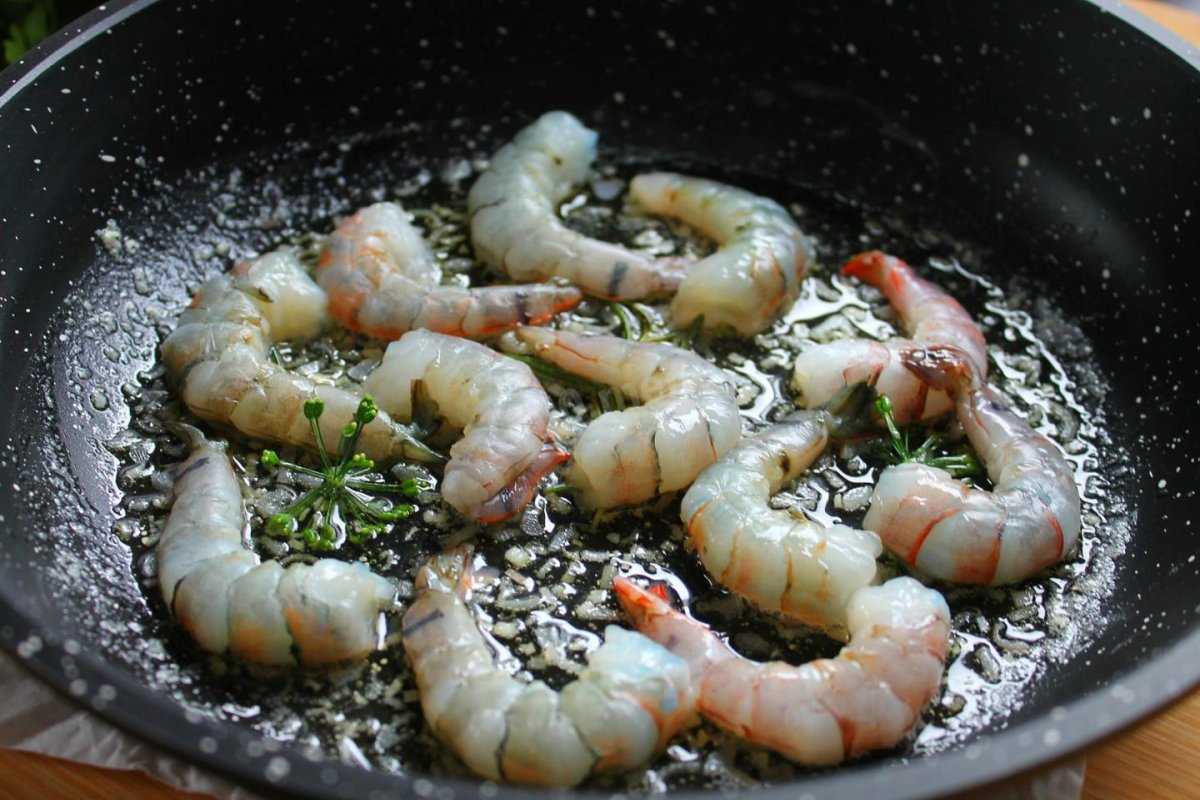 Как вкусно пожарить креветки на сковороде к пиву, для салата, с чесноком, лимоном, в соевом, сливочном соусе, кляре, замороженные, вареные, очищенные и в панцире: лучшие рецепты. калорийность жареных