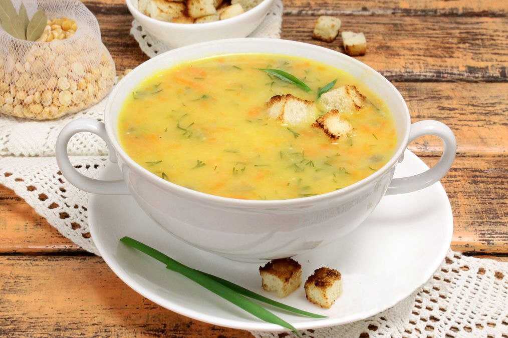 Можно ли суп в пост. Гороховая похлебка постная. Суп гороховый. Гороховый суп постный. Гороховый суп на курином бульоне.