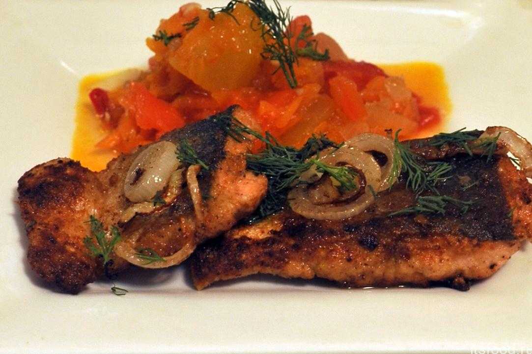 Сколько жарить горбушу на сковороде целиком и кусочками?