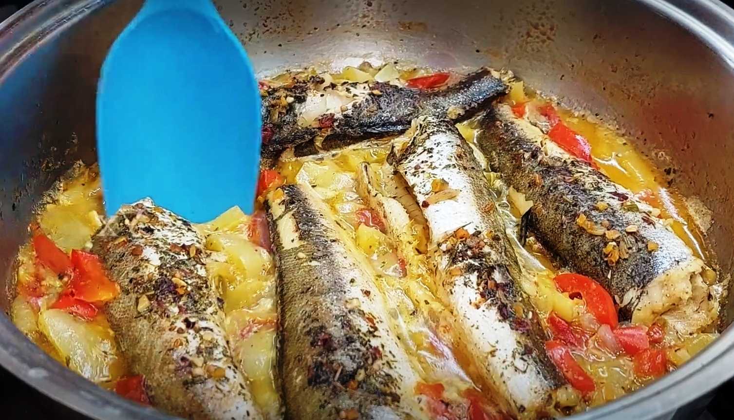 Скумбрия с картошкой в духовке. рецепт самый вкусный с майонезом, лимоном, луком, сметаной в фольге, рукаве на противне. фото пошагово