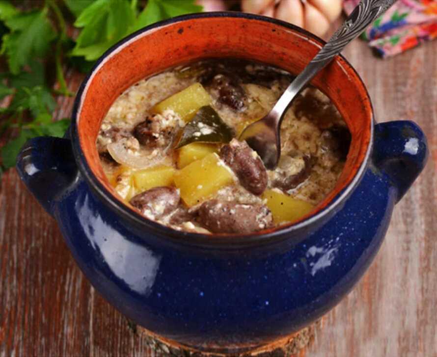 Горшочки в духовке с курицей и картошкой - рецепты приготовления с овощами, в белом соусе или с грибами