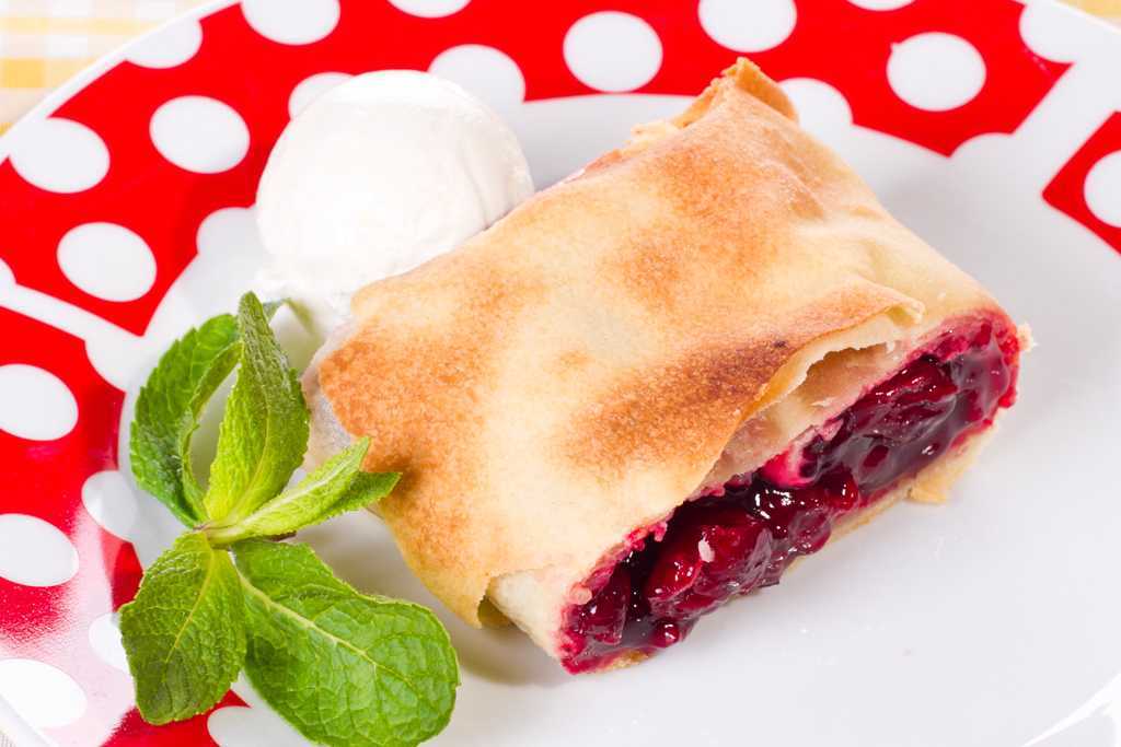Штрудель с яблоками из слоеного теста - 7 простых и вкусных рецептов
