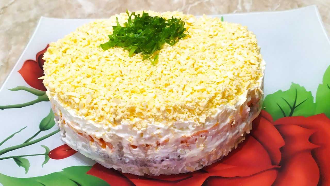 Салат мимоза с рыбными консервами и сыром