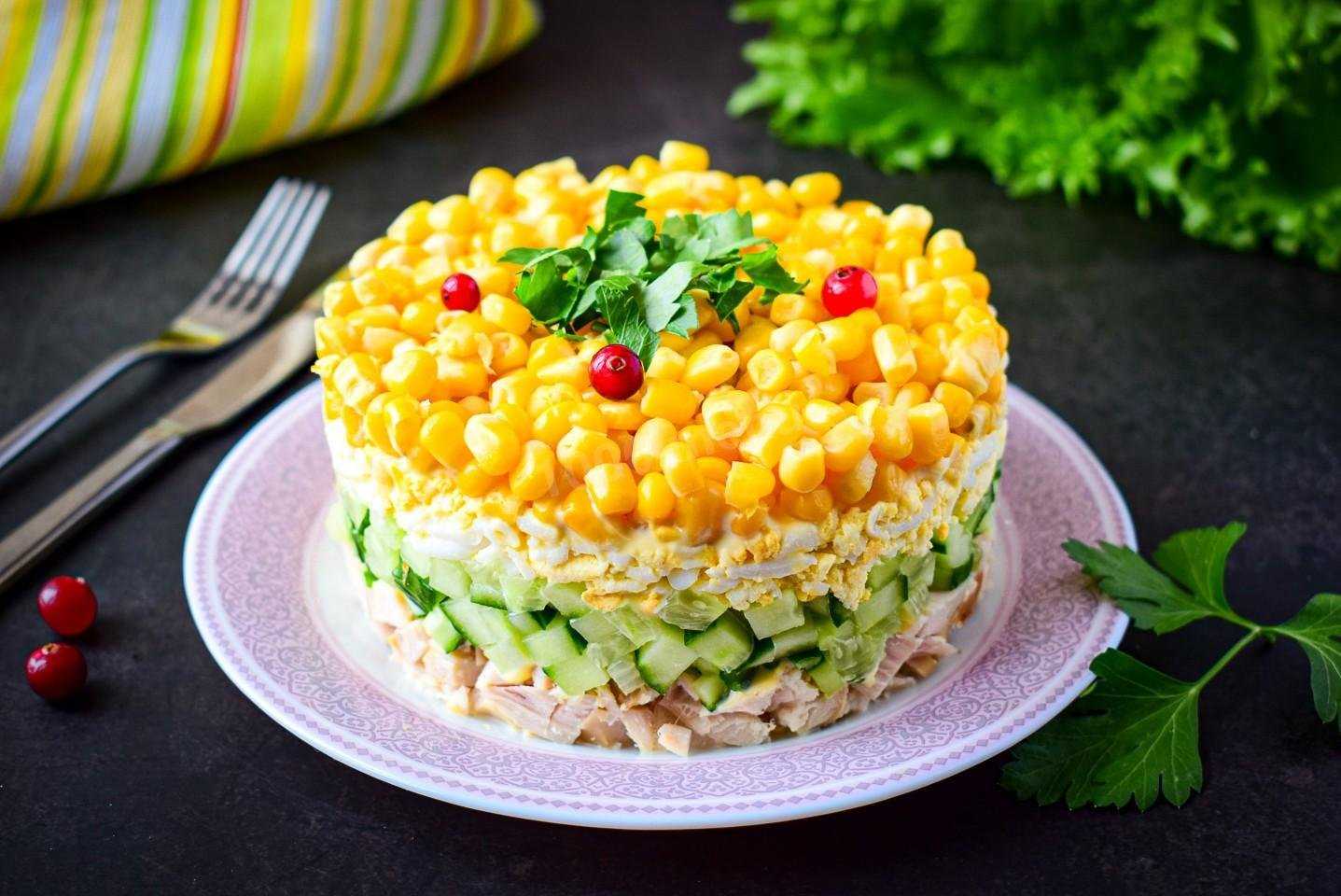 20 салатов с копченой курицей, которые выручат в любой ситуации