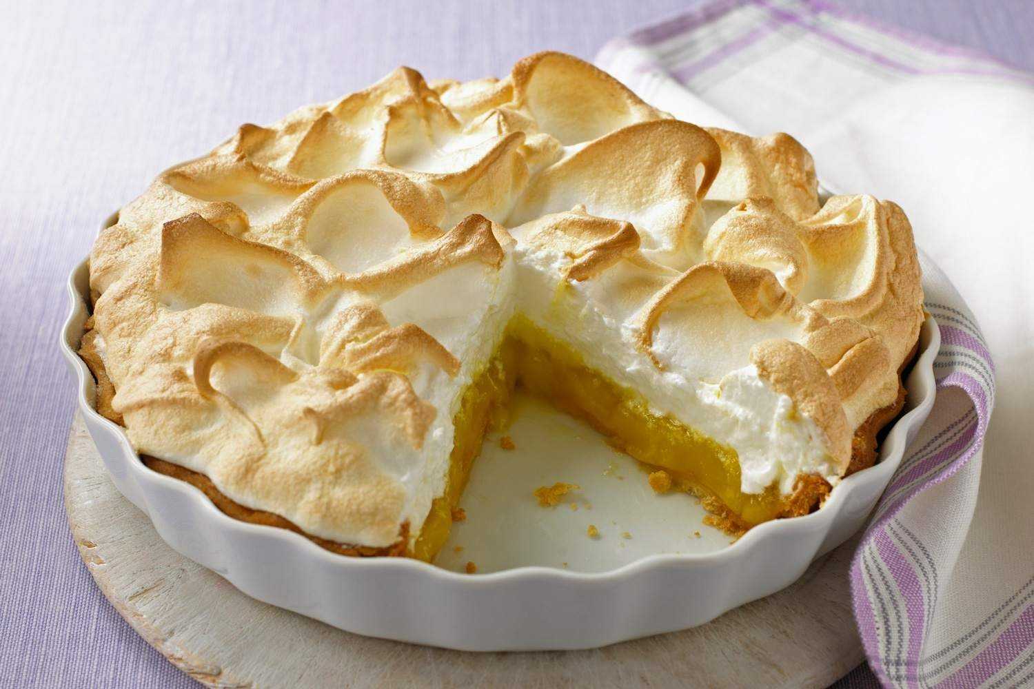 Пирог из песочного теста с яблоками и безе (рецепт в духовке)