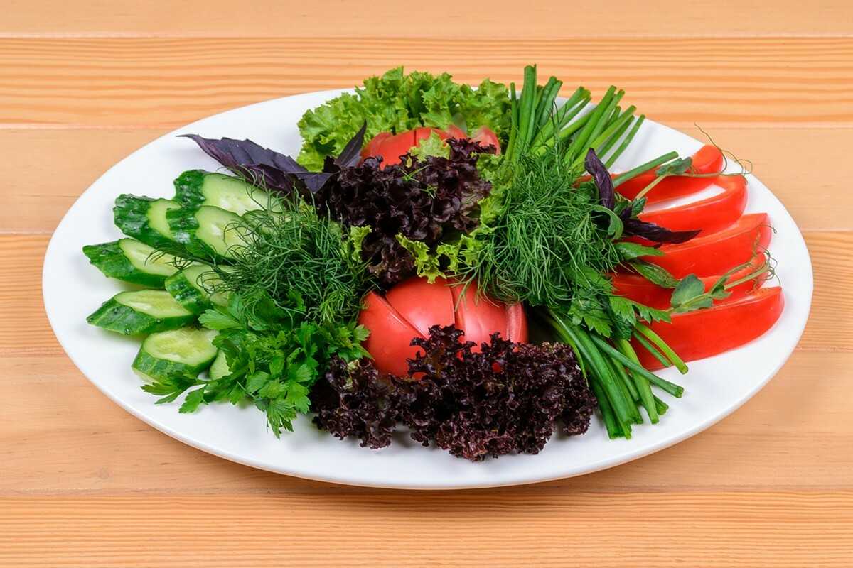 Укроп мясо. Овощная тарелка. Тарелка с овощами. Свежие овощи на тарелке. Овощная тарелка с зеленью.