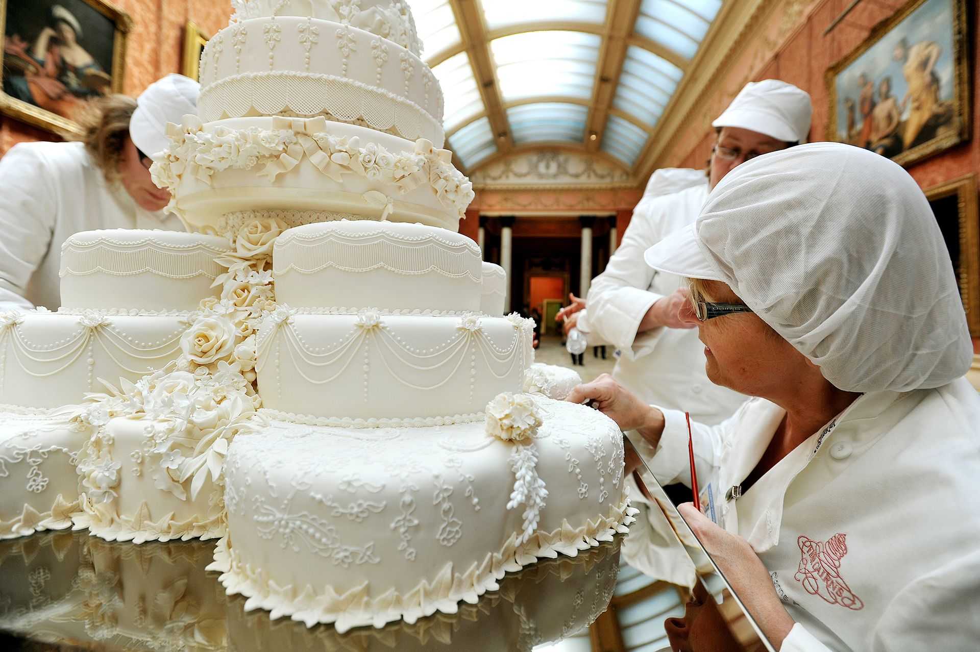 Королевский свадебный торт принца Уильяма и Кейт Миддлтон. Свадебный торт принца Уильяма и Кейт Миддлтон. Свадебный торт Кейт Миддлтон. Торт на свадьбе Кейт Миддлтон и принца Уильяма. Кондитер украшает торты