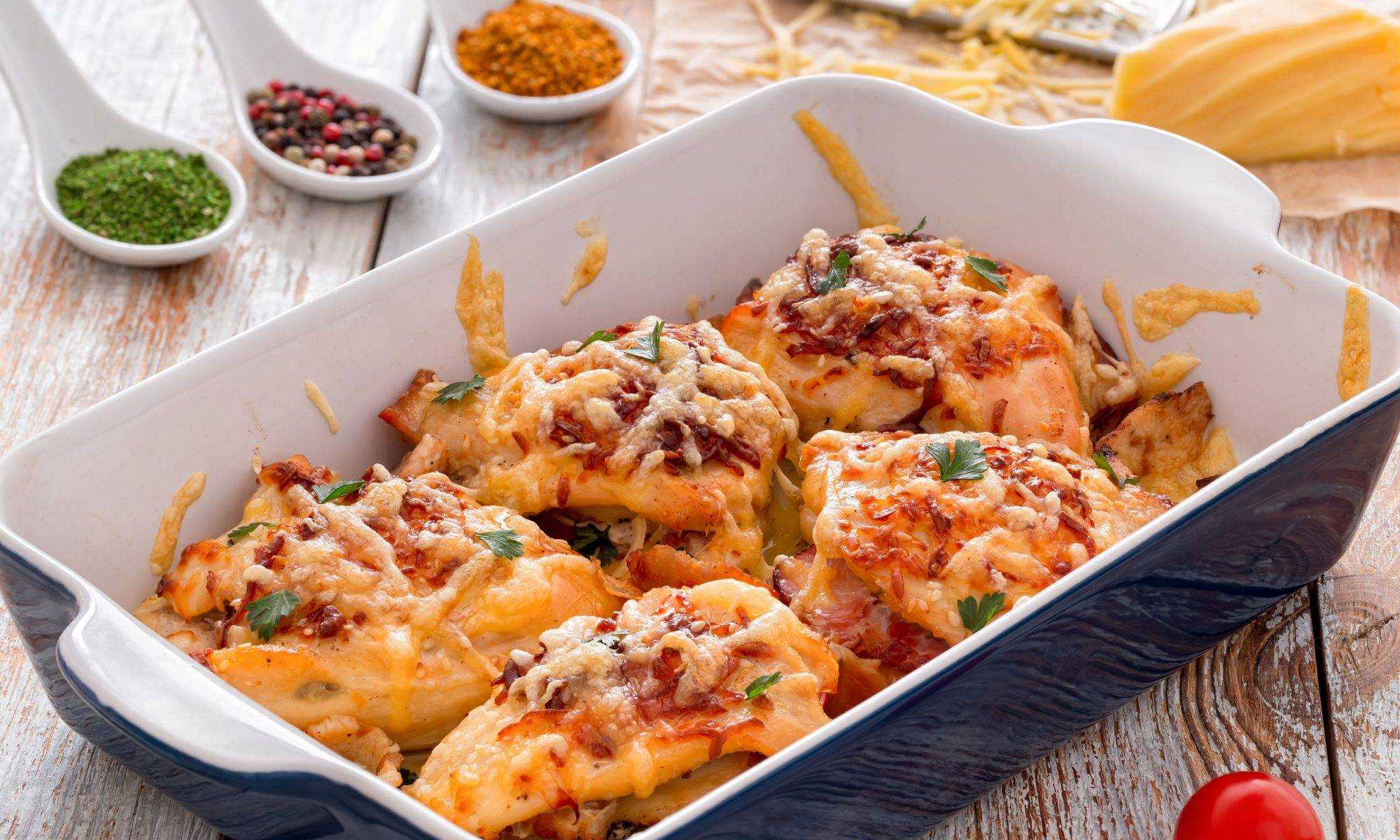 Кармашки из куриной грудки с сыром и помидорами. новогодние «кармашки» из куриной грудки с сыром и беконом рецепт куриных кармашков в духовке