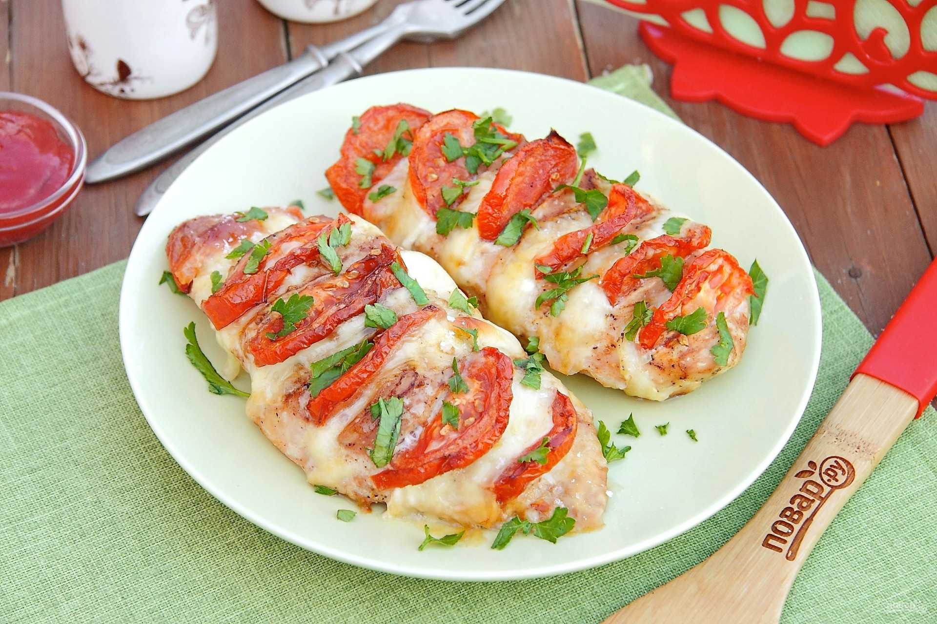 Курица с помидорами и сыром на сковороде