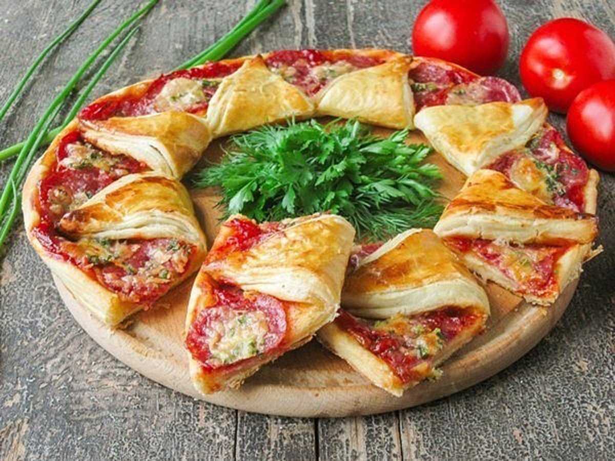 Слоеный пирог с моцареллой и помидорами