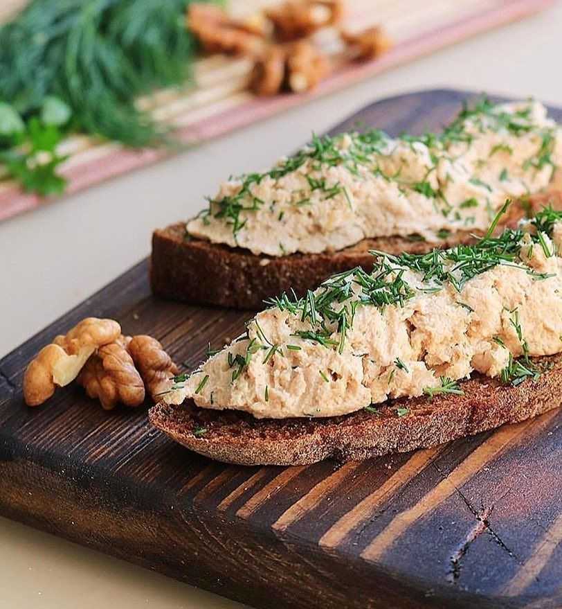 Паштет из куриной грудки с сухими лесными грибами