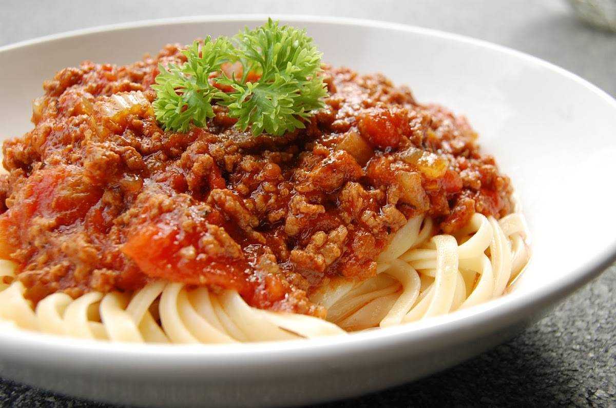Вкусные спагетти с фаршем и овощами, пальчики оближешь