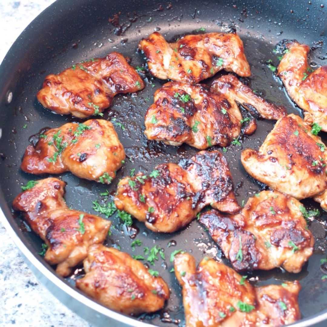 Куриные грудки рецепт на сковороде быстро. Жареное мясо. Жареное куриное филе на сковороде. Курица в соевом соусе на сковороде. Курица кусочками на сковороде.