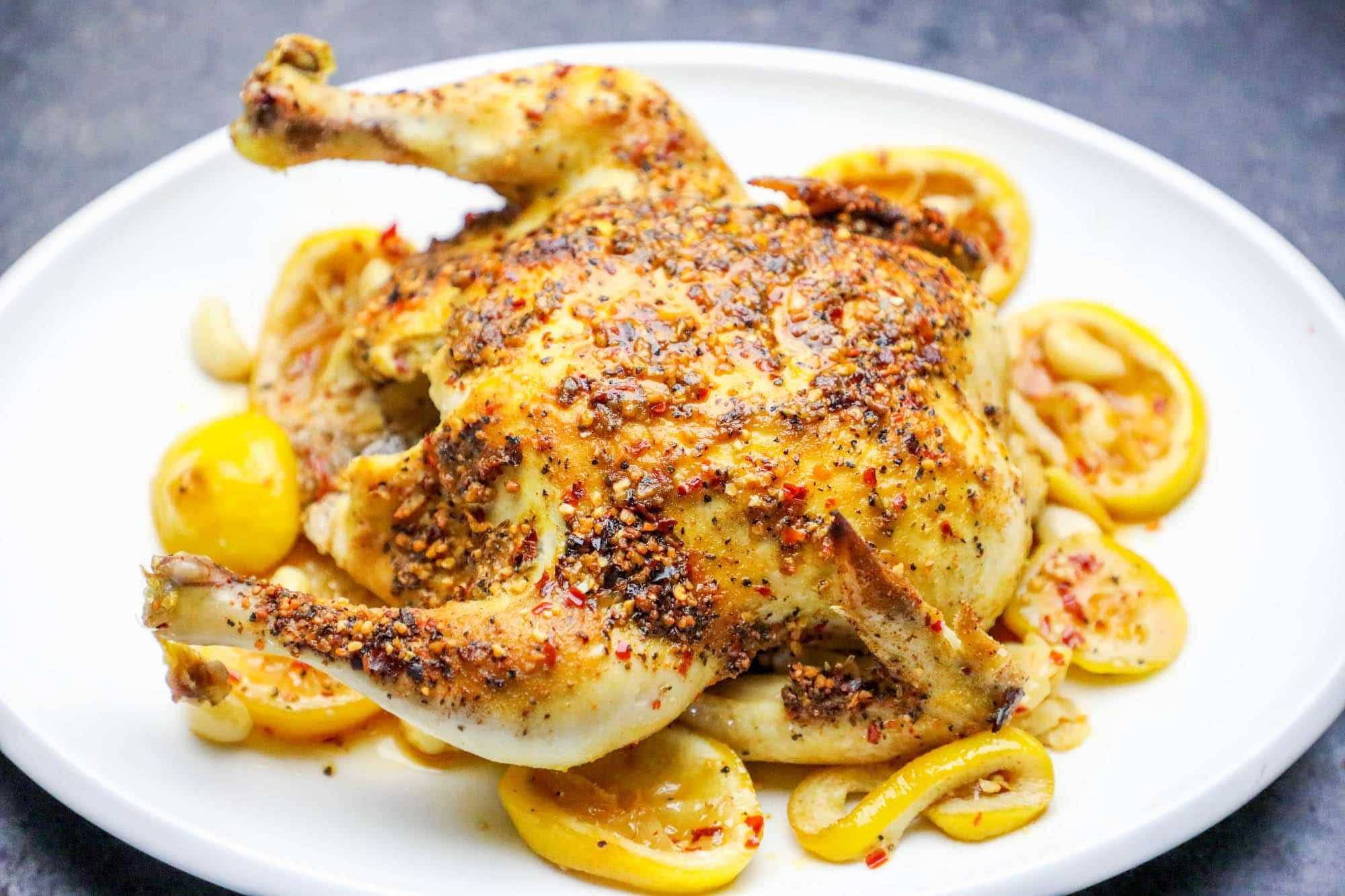 Печеная курица. Запеченные с курочкой. Курица с лимоном в духовке. Запеченная курица с лимоном. Жареная курица в духовке.