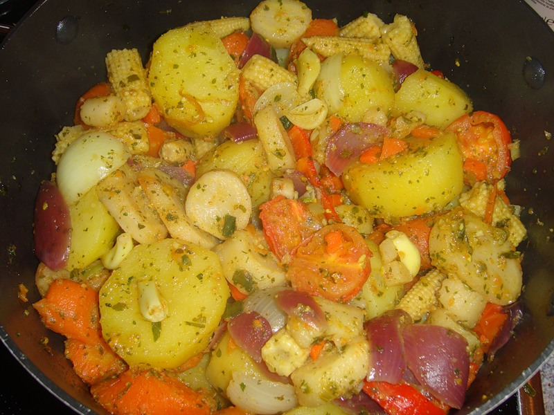 Мясо морковь картошка рецепт. Блюда из тушеных овощей. Тушеная картошка с овощами. Тушеная картошка с морковью и луком. Картошка с мясом и овощами.