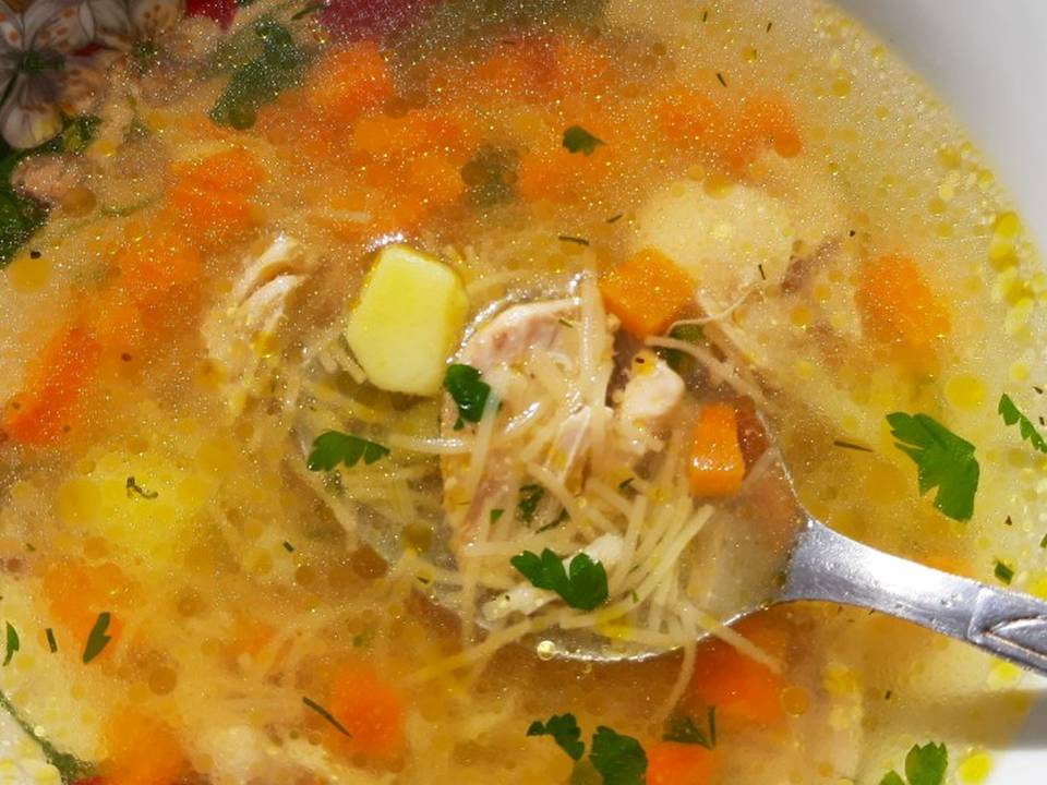 Суп куриный вермишелевый. Лапшичный куриный суп. Вермишелевый суп с грудкой. Суп вермишелевый с курицей.